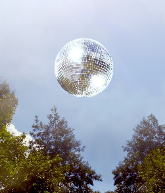 La historia de la bola disco: mucho más que un objeto brillante