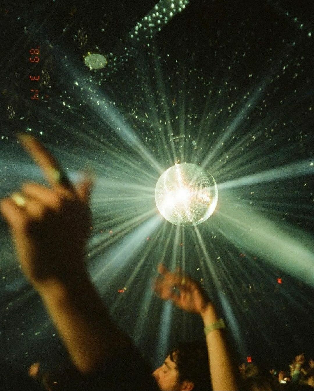 Bajo la bola disco: música, resistencia y el pulso de una generación que bailó para sobrevivir